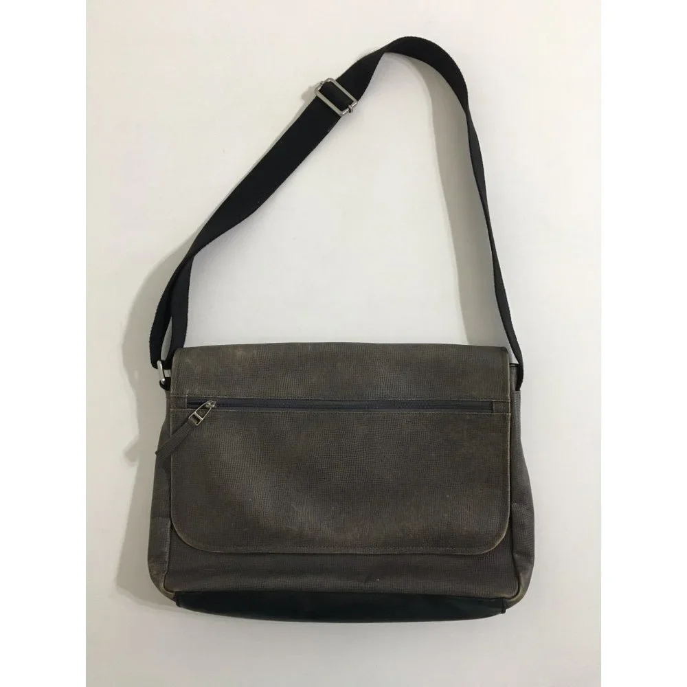 FOSSIL Leather Messenger Bag Gray Flap Magnetic Closure Lots of Pockets Unisex
